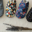 Charger l'image dans la galerie, Chaussons souples adulte Poissons rouges Taille 36-37, polaire Les Fantaisies de Malou