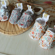 Charger l'image dans la galerie, Chaussons souples à personnaliser (bébé, enfant, adulte) Les Fantaisies de Malou
