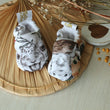Charger l'image dans la galerie, chaussons souples artisanaux bébé enfant adulte animaux de la savane fabriqué en Alsace presque nu pied barefoot les fantaisies de Malou