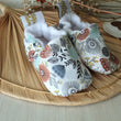Charger l'image dans la galerie, Chaussons souple bébé English Garden taille 0-6 mois polaire Les Fantaisies de Malou