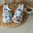 Charger l'image dans la galerie, Chaussons souple bébé English Garden taille 0-6 mois polaire Les Fantaisies de Malou