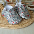 Charger l'image dans la galerie, Chaussons souple bébé Fleurs grises et bleues taille 0-6 mois polaire Les Fantaisies de Malou