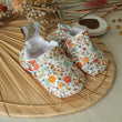 Charger l'image dans la galerie, Chaussons souple bébé Small and Sweet Art Galery Fabric fleurs barefoot presque nu poed idée cadeau de naissance créatrice bébé alsace made in France la maison des maternelles Les Fantaisies de Malou