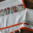 Charger l'image dans la galerie, Mon premier ensemble de bain enfant, serviette et petit gant de toilette à personnaliser Les Fantaisies de Malou