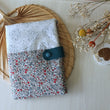 Load image into Gallery viewer, protège carnet de santé fleuris fleurs bleues et grises personnalisable créatrice textile bébé idée cadeau de naissance les fantaisies de Malou