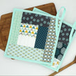 Charger l'image dans la galerie, Set de 2 maniques Patchwork bleu clair Les Fantaisies de Malou