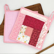 Charger l'image dans la galerie, Set de 2 maniques Patchwork roses Les Fantaisies de Malou