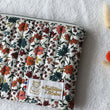 Charger l'image dans la galerie, Trousse matelassée compacte Flowers Les Fantaisies de Malou