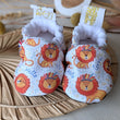 Charger l'image dans la galerie, Chaussons souples bébé Lions plumes Les Fantaisies de Malou
