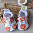 Charger l'image dans la galerie, Chaussons souples bébé Lions plumes Les Fantaisies de Malou
