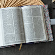 Charger l'image dans la galerie, couverture de bible, couverture de livre, personnalisable, coton fleuri bleu, renfort simili cuir, étui de bible, de livre, matelassée, les fantaisies de Malou, artisanal

