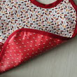 Charger l'image dans la galerie, Bavoir imperméable Mille Feuille rouge Les Fantaisies de Malou
