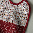 Charger l'image dans la galerie, Bavoir imperméable Mille Feuille rouge Les Fantaisies de Malou
