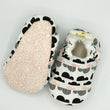 Load image into Gallery viewer, Chaussons souple bébé Nuages Les Fantaisies de Malou
