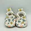 Charger l'image dans la galerie, Chaussons souples bébé Douces Fleurs Les Fantaisies de Malou
