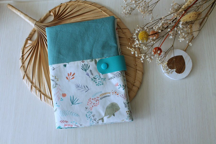 protège carnet de santé douceur marine phoques baleine tissu Katia fabrics idées cadeaux de naissance fabriqué en Alsace, créatrice bébé textile Weyersheim les fantaisies de malou