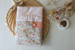 protège carnet de santé personnalisable broderie prénom fleurs small and sweet Art galery fabric idée cadeau de naissance créatrice bébé Weyersheim fabriqué en Alsace les fantaisies de Malou
